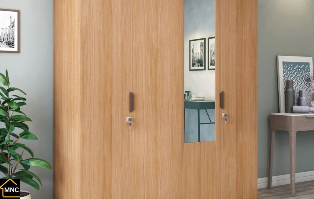 Classic hinged door wardrobe with wooden finish